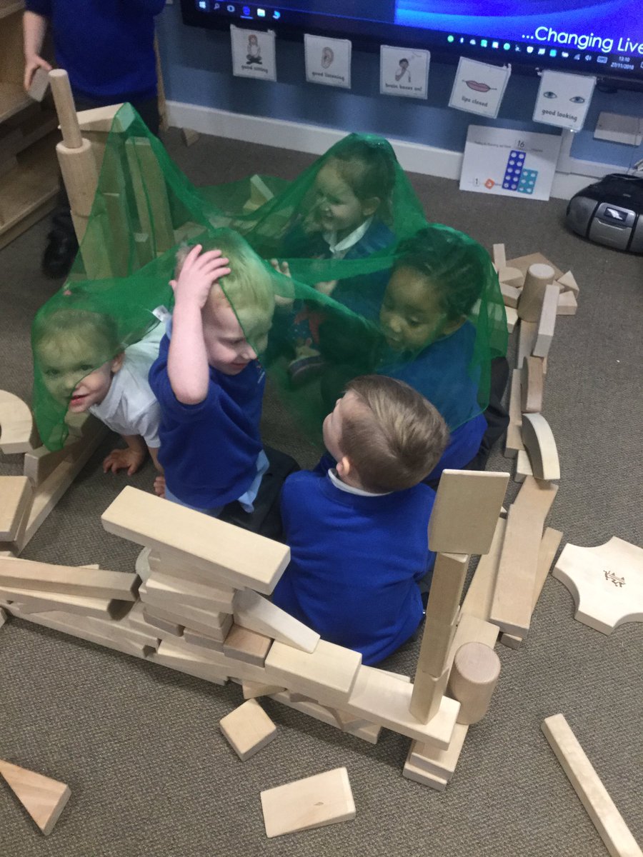 MeerkatsMonkeys's tweet photo. Children have used their own ideas to build a Giants castle to link with our story. We put a roof on and enjoyed sitting in the castle. https://t.co/F8UUGh4vqX