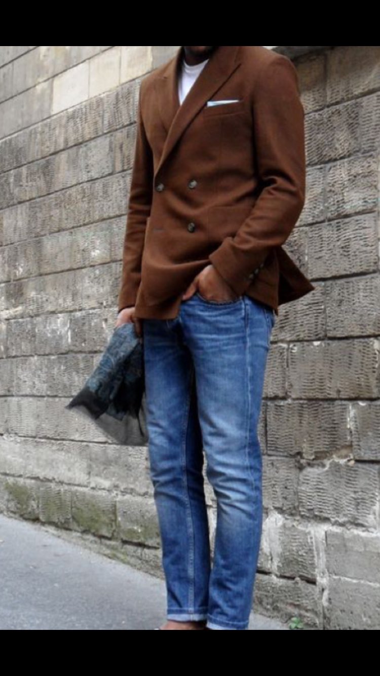 Saco cafe con pantalon azul sale