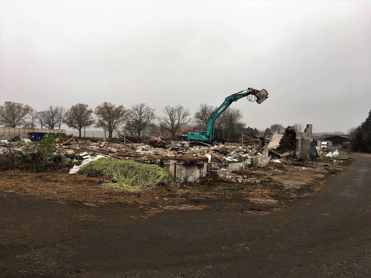 ERST RÜCKBAU, DANN NEUBAU.
Es wird Zeit für mehr Platz für die Zuchten der Raubmilben und Schlupfwespen. 
#Bautagebuch #Neubau #biocontrol #insectwetrust #nochlangenichtfertig