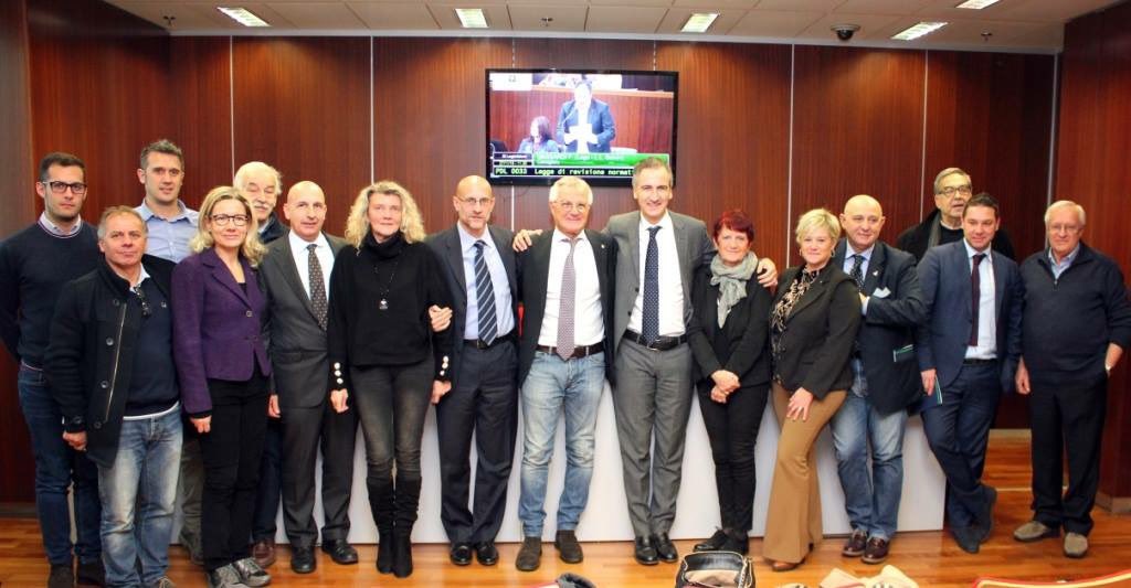 FermiAlessandro's tweet photo. Le problematiche della #Lomellina sono state poste con forza all’attenzione di @RegLombardia : una delegazione di sindaci e amministratori sono stati accolti a margine dei lavori della seduta d’Aula su iniziativa del Presidente della #CommissioneAgricoltura @GeoInvernizzi https://t.co/z7rQVcixJl