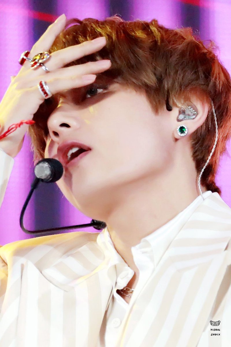 VShock1230's tweet photo. 181106 지니 뮤직 

보고 싶오 ㅠㅠ

#BTS #V #KimTaehyung #방탄소년단 #뷔  #태형 #김태형 #태태  #防弾少年団 #金泰亨 #テテ @BTS_twt https://t.co/cjEDlwh3qd