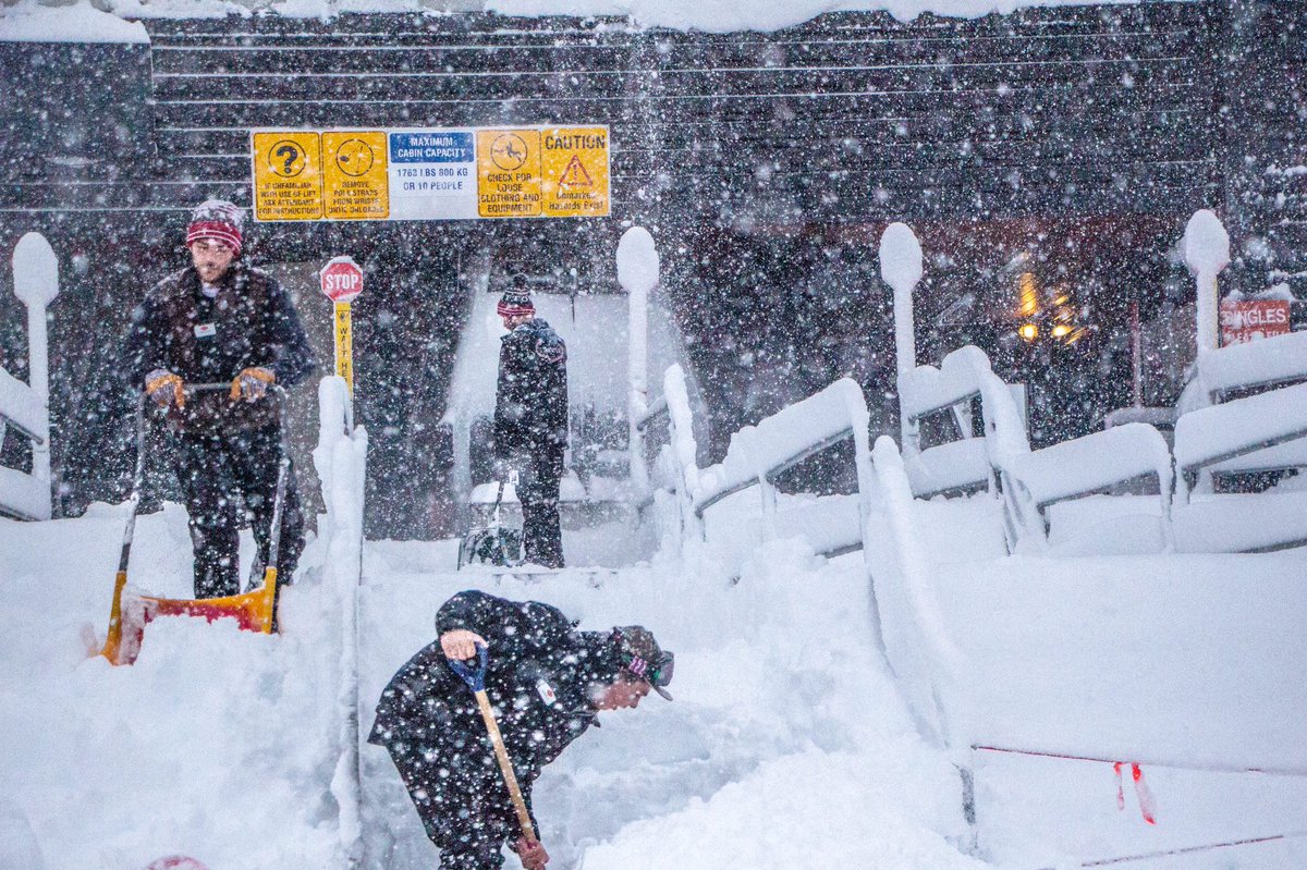 BradFieldWx's tweet photo. #Stratton today right now 19" and counting! #bradfieldweather #SkiVermont #NASJA https://t.co/3cBDJ2QYOi