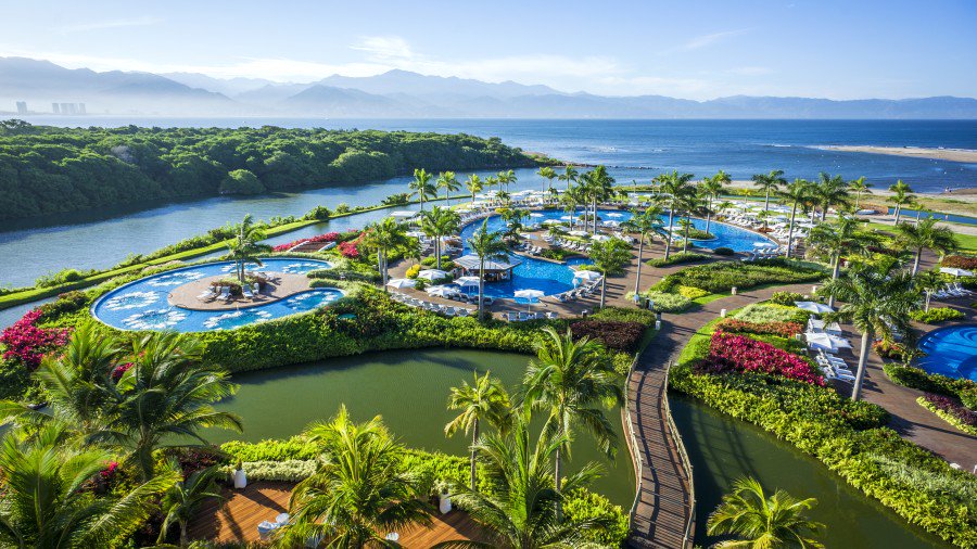 TheNoahCenter's tweet photo. Every time you donate $100 or more to NOAH today, you will be entered to win a seven night stay at a five-star luxury resort in Mexico! #Give today and #MakeYourEscape: https://t.co/aGoANT1aDK #GivingTuesday #TheNOAHCenter https://t.co/JdMILT0EuR