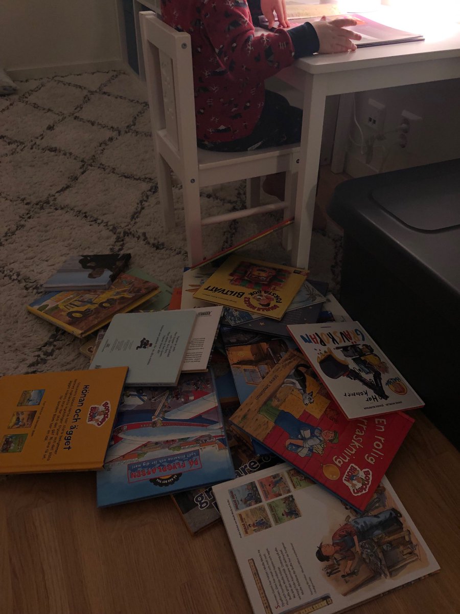 PerJannok's tweet photo. Do you also have nights like that? Just can’t decide what to read. Speed reading through them all instead. https://t.co/F96P5rw8vj