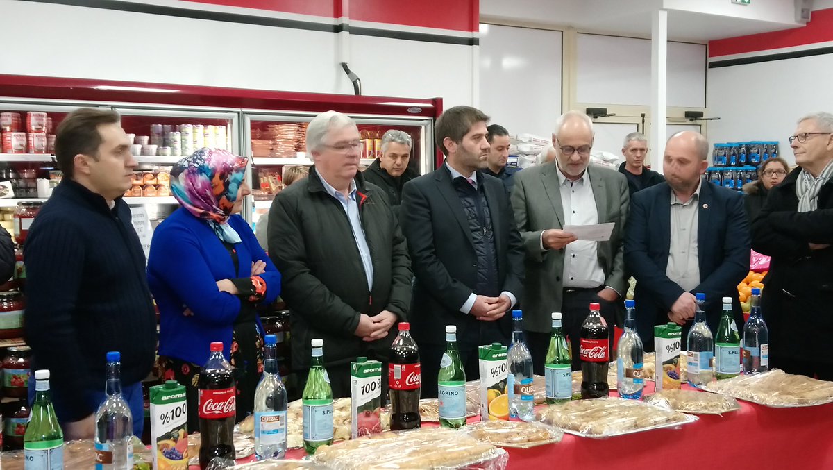helix_franck's tweet photo. #CCION, par son Président Mr #EricBorney, inaugure la réouverture de la supérette du quartier Saint Michel à Flers, tenue par Mr et Mme Kose en présence de Mr #YvesGoasdoué et Mr #JeromeNury https://t.co/lR4g3umHei