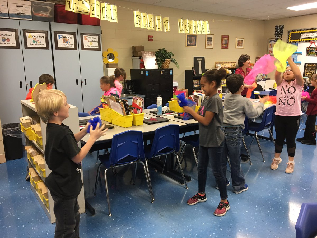 Lowery3rd's tweet photo. We had fun exercising with Mrs. Bell this morning! #nutritionlesson @MaplecrestLeban https://t.co/4XvQxQlt8d