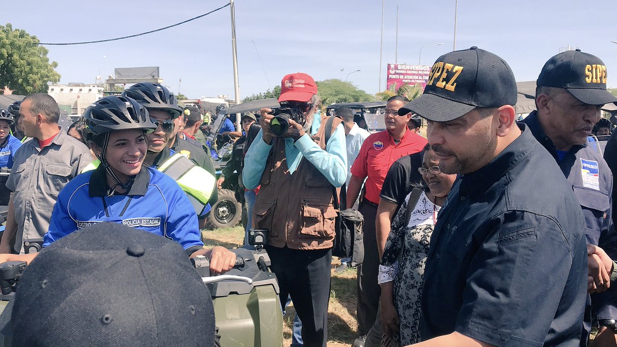 Omar_PrietoPSUV's tweet photo. Además, entregamos modernas unidades 4 ruedas ATV Todo Terreno para la seguridad del eje metropolitano Maracaibo- San Francisco y reactivamos dos helicópteros para sumarlos a las labores de resguardo del #ZuliaMia Esto sólo es posible en revolución. Nada nos detendrá! https://t.co/M9ASZOsW0q