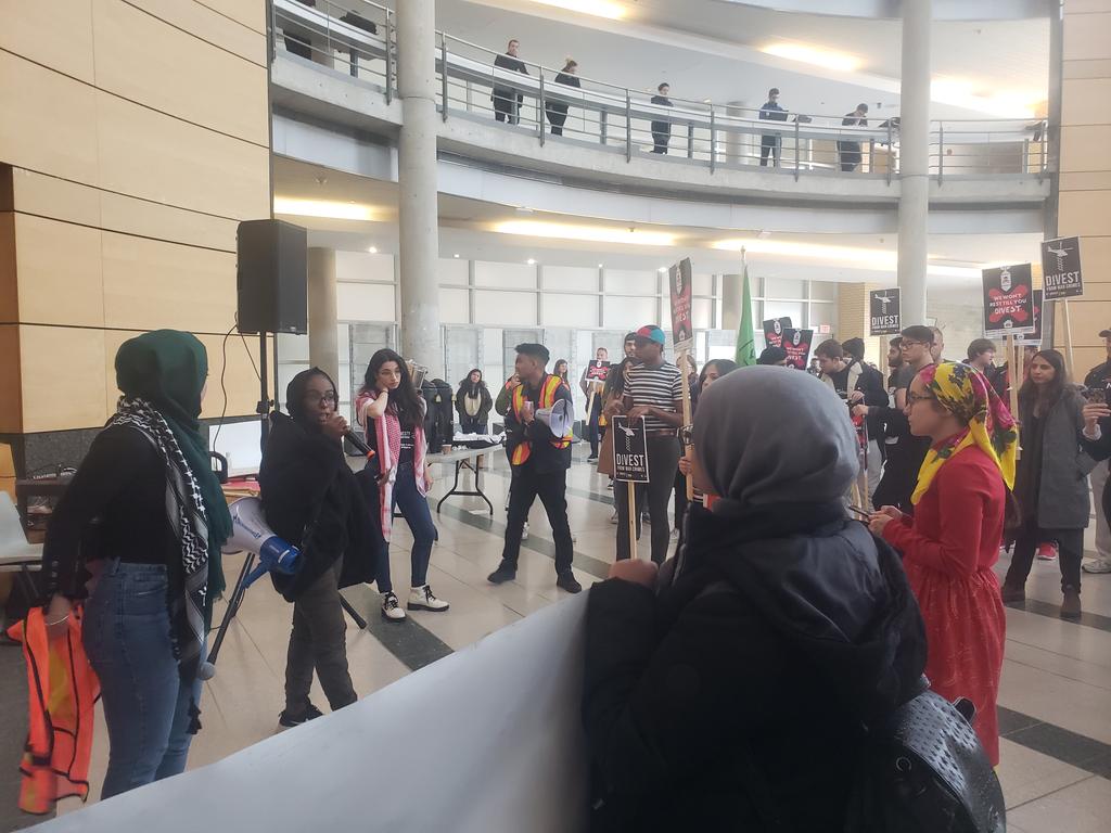 Rawan Habib and Fatimah Babiker from <a href="/YFSlocal68/">YFS</a> speak #YorkU #YUDIVEST #DropFeesNotBombs