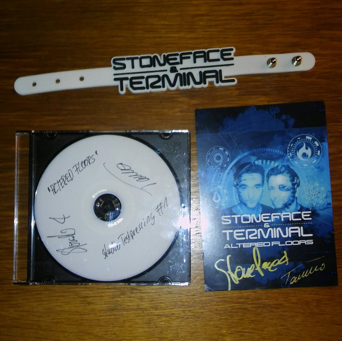 Pauls_VONIC_Cat's tweet photo. The first christmas present this year! Thank you so much Henry and Matthi,it makes Cat-Mom so happy!  Excited to hear the complete album after the sneakpeak in #asot890 . The bracelet is beautiful and is gladly worn. Thank you @StoneTerm ! #trancefamily 💜🐾 https://t.co/Vs5rrw0HBu