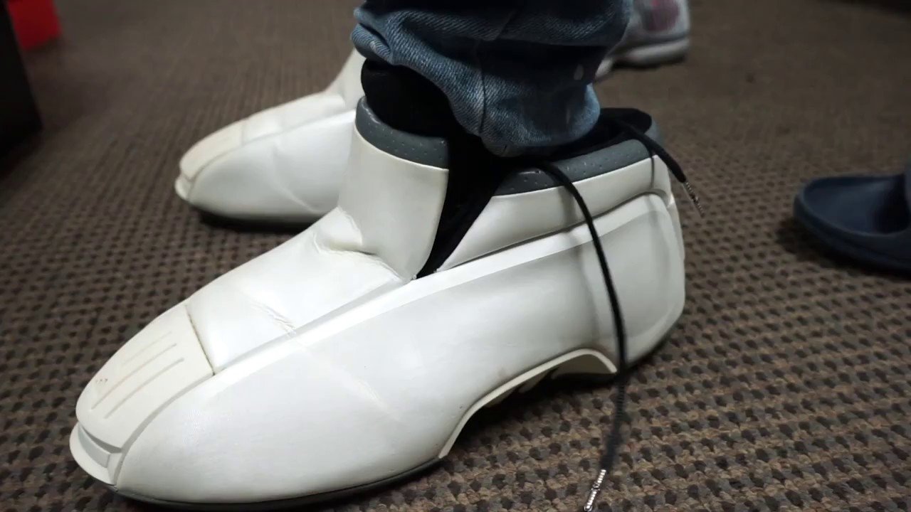 kobe wearing adidas kobe 2