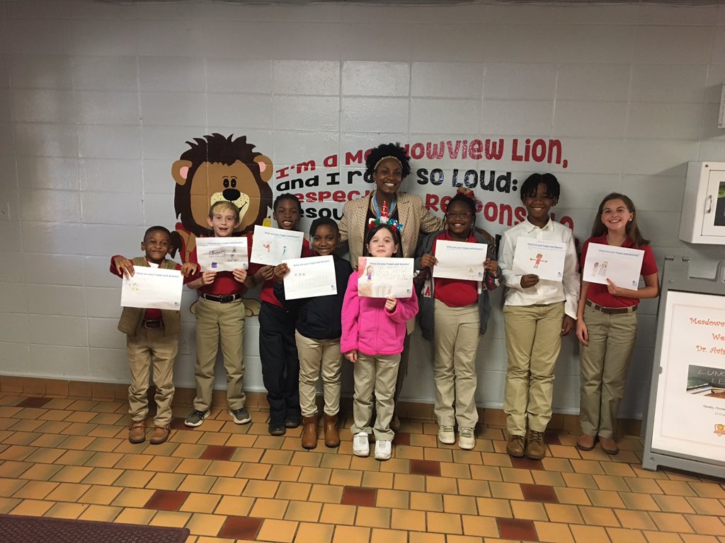 SelmaSchools's tweet photo. Scholars from Meadowview Elementary enjoying lunch and learn with Superintendent Dr. Williams. #studentsfirst #TeamSelma #aimforexcellence https://t.co/n3YnImiZma