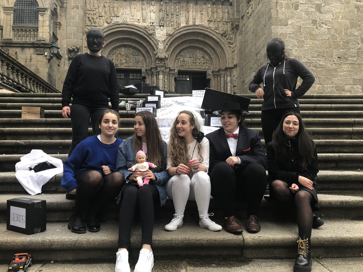 jorgegmarin's tweet photo. Parabens as e os performances !! Socioloxia levada a rua ! A universidade ten que estar fora das aulas cun relato feminista 👏👏 https://t.co/cxbfgkmSj2