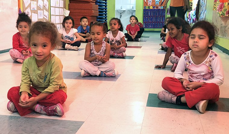 novaescola's tweet photo. Ioga e meditação estimulam desenvolvimento integral em creche. Na periferia da zona norte de São Paulo, CEI Ananda Marga trabalha valores de respeito, compaixão e cooperação com atividades holísticas e lúdicas    https://t.co/LmGhsO6mC2 https://t.co/KYFUOCiaNc