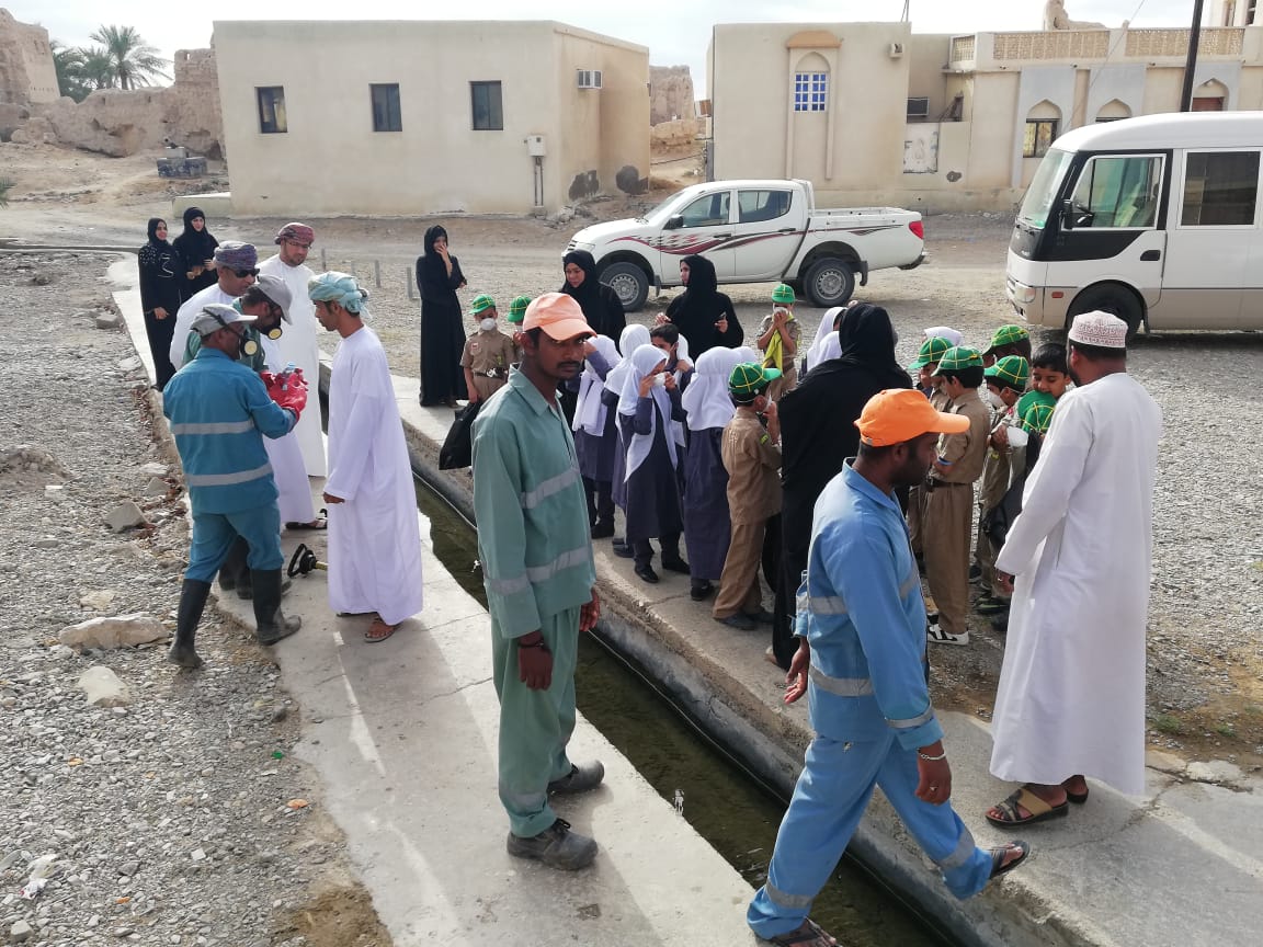 ضمن فعاليات #حملة_مكافحة_نواقل_الأمراض نظمت بلدية #الخابورة بالتعاون مع مركز البيئة والشؤون المناخية بالسويق برنامج توعوي لطلبة مدرسة الهداية للتعليم الأساسي لتعريفهم بالطرق المتبعة لمكافحة الحشرات الناقلة للأمراض وطرق رش المبيدات الحشرية والمواد المستخدمة لعملية الرش.