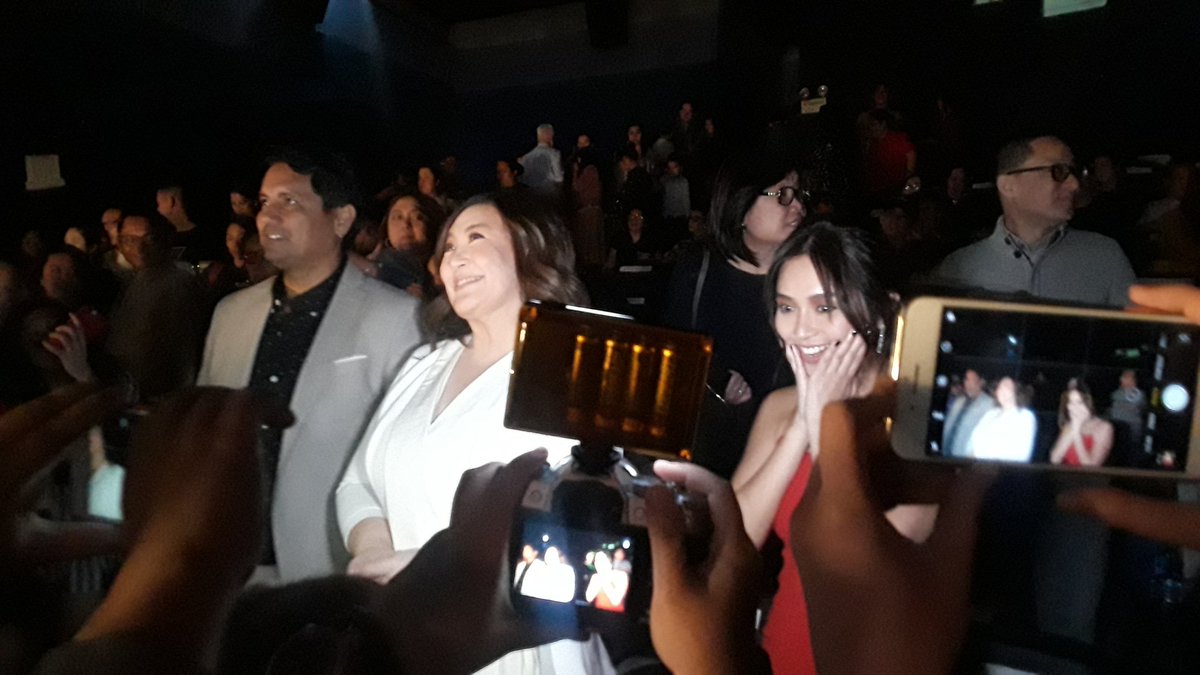 trixie_dauz's tweet photo. Cute nina #ShaGom at #KathrynBernardo after the #ThreeWordstoForever premiere. #ThreeWordsForRichardGomez #StarCinema https://t.co/kdTtT4BURw