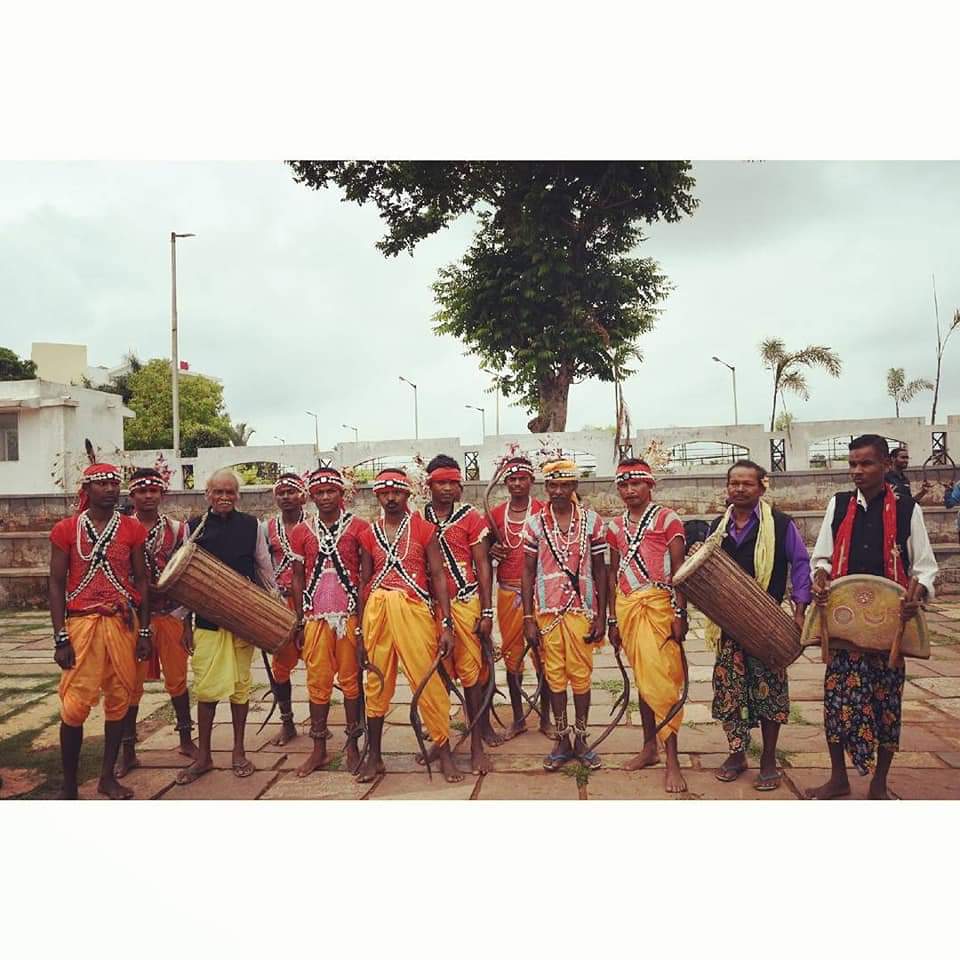 JoharCg's tweet photo. बस्तर का डंडारी नाचा राजस्थान की डांडिया शैली से मेल खाती डंडारी नाचा की अपनी खासियत व मिठास है। खास किस्म की बांसुरी की धुन पर नर्तक लयबद्ध तरीके से थिरकते हैं, तो लोग मंत्रमुग्ध होकर देखते रह जाते हैं।
#Dandari #Dance #Bastar #ApnaChhattisgarh #Chhattisgarh https://t.co/SaUM7rIkBM
