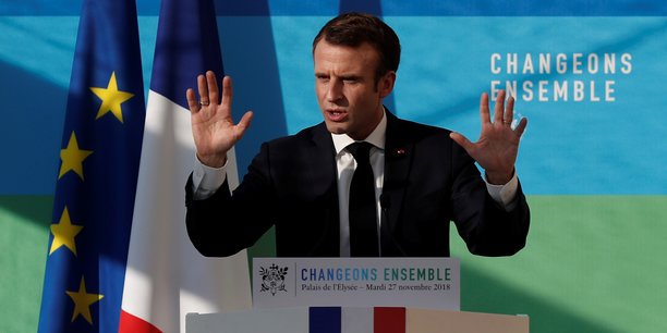 Macron a été inventé par les banques pour que le pauvre reste dans le rouge sans prévoir qu’il en sortirait du jaune vif... @payonstousenrond <a href="/_Gilets_Jaunes_/">Gilets Jaunes</a> <a href="/soutiengj/">Les Gilets Jaunes</a> @GiletsJaunesFr