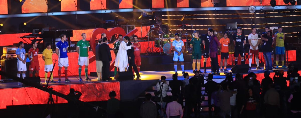 📸 | The moment King Khan <a href="/iamsrk/">Shah Rukh Khan</a> embraced Hon'ble Chief Minister Shri <a href="/Naveen_Odisha/">Naveen Patnaik</a> in presence of the 16 team captains.

#HWC2018 #Odisha2018 #OdishaHockeyWCOpeningCeremony
