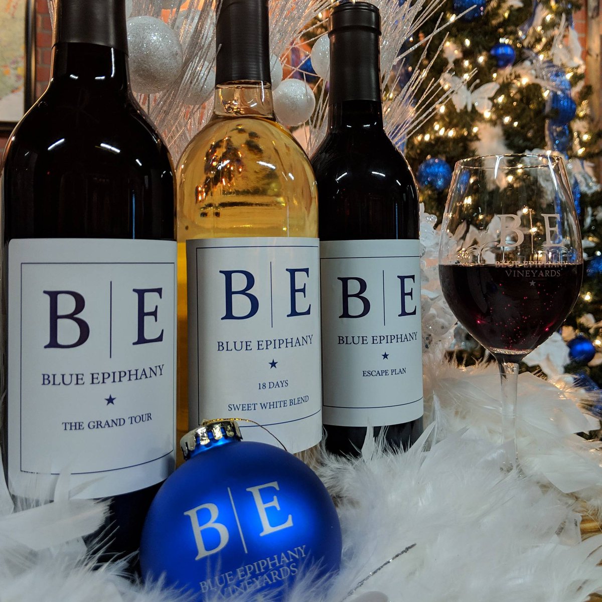 BlueEpiphanyVin's tweet photo. The holidays are upon us!  🎄🍷 https://t.co/zRJAXn0dum