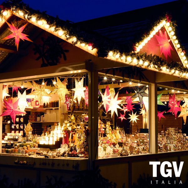 Se ti trovi a Parigi per le vacanze, non puoi perdere i tradizionali mercatini di Natale con i piccoli e graziosi chalet di legno. #TGVTVB #christmas #holiday #paris
