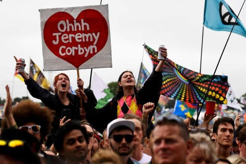 CyrilKmu's tweet photo. Anti-Brexit mais surtout opposé au gouvernement conservateur, à sa politique d'austérité et de casse sociale, le rock indé anglais est redevenu gauchiste https://t.co/7t6abGCd6X via @lesinrocks https://t.co/DzeQC8cVsw