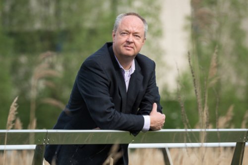 Investeren in de #hightechsector is kapitaalintensief en vraagt om een lange adem. Dat meldt <a href="/EndhovenHTNL/">Willem Endhoven</a>, managing director van <a href="/verenigingHTNL/">High Tech NL</a>. Endhoven: ‘’Daarom helpen wij als brancheorganisatie bedrijven te focussen op #langetermijninnovatie.’’ 🚀⚡ow.ly/tpoN30mLB01