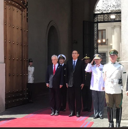 RodoCarrascoM's tweet photo. AHORA EN LA MONEDA. Presidente Sebastián Piñera recibe a su par peruano Martín Vizcarra y delegación de ministros para encuentro binacional entre Chile y Perú. @DFinanciero https://t.co/x1kMaQ5CWY