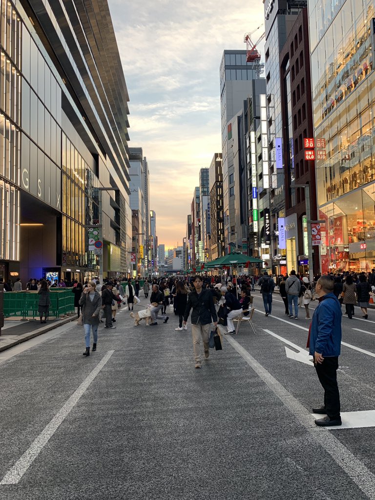 Along the main street of #Ginza in #Tokyo, there are many flagship stores of luxurious fashion brands.

On weekends, there is no car on this street. You can enjoy shopping friction-less by traffic lights and tax-free here.