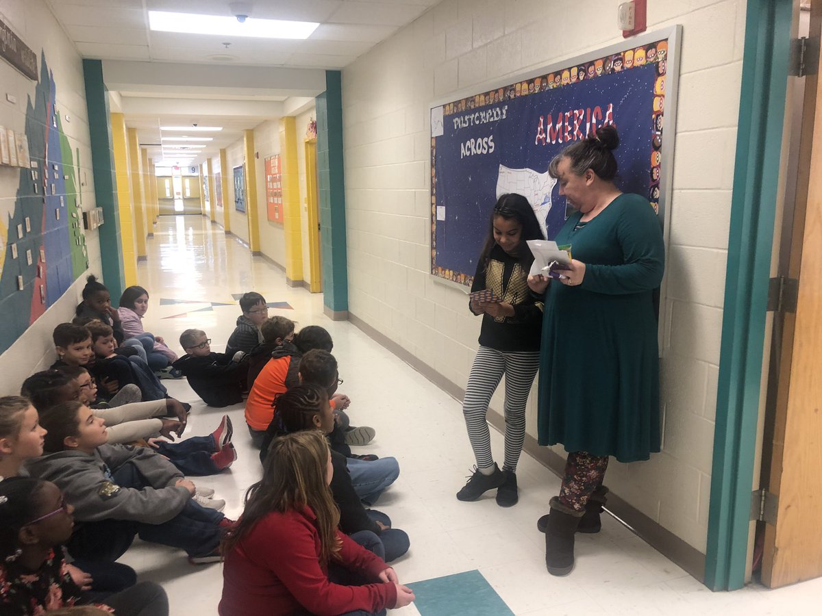 lisammeier3's tweet photo. Fourth grade students are reading postcards that they received from other states as part of their ARC PBL unit! @IWCSchools @emtownson @WES_Hornets @AmericanReading https://t.co/foiu3RLdDw