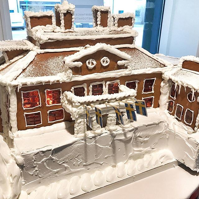 Nu börjar julen knacka på Bosöns dörr och Mästarvillan har, tack vare vår fantastiska konditor Peter Sörwing, fått en julig skrud. Utöver sina talanger att bygga pepparkakshus och servera Bosöns besökare smarriga mellanmål och fika så är Peter också en e… ift.tt/2Rihln8
