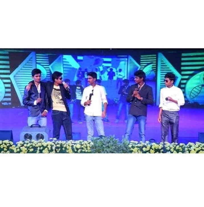 yuvathanmr's tweet photo. I love Suits but It's Too Hot Onstage :) 🔥
#9thAnnualdaycelebrations #Bv #compering #5heros #dreampuppets #coolers #suits #partywear #nachathiratamizha https://t.co/gXtGKkFJ2P