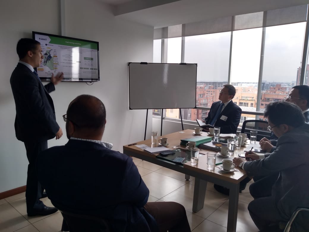 DavidGonzalC's tweet photo. #AEstaHora en @ANMColombia nos reunimos con Zhao Hui, Vicepresidente Ejecutivo de China National Electric Engineering Co., Ltd. (CNEEC), empresa interesada en realizar inversiones en proyectos minero-energéticos en nuestro país #MineríaQueConstruyePaís. https://t.co/X0iHF7PirQ