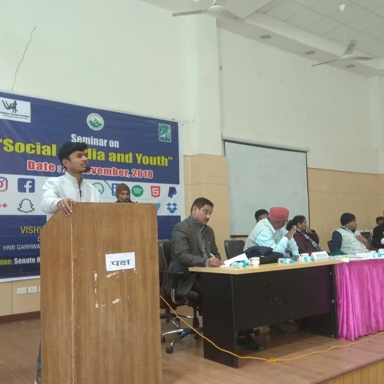 MayankGaurUK's tweet photo. "Social media and youth" पर एक छोटी बहस😊😊 https://t.co/P8kS7xB8ZX