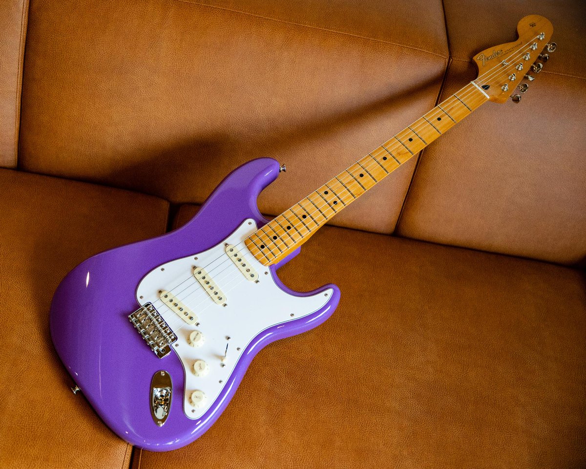 Squier mm stratocaster. Фендер стратокастер. Гитара Фендер стратокастер. Fender Stratocaster фиолетовый. Стратокастер Fender Squier mm.