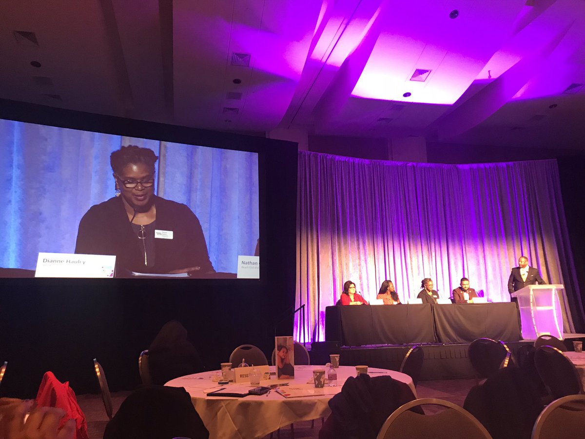 ThinkSmallMN's tweet photo. Little moments count! @ThinkSmallMN’s @DianneHaulcy talks about  #ThinkSmallTexts and the importance of using everyday moments to connect with young children at @_HealthPartners #LittleMomentsCountMN event. https://t.co/Fbcc632EJb