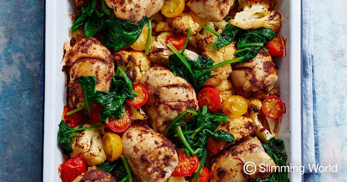 SlimmingWorld's tweet image. Take five ingredients and a single pan, add an hour (and a sprinkling of seasoning!) and whip up this delicious family-friendly #chicken traybake! #MidweekMeal! ow.ly/VyLb30mKDM3