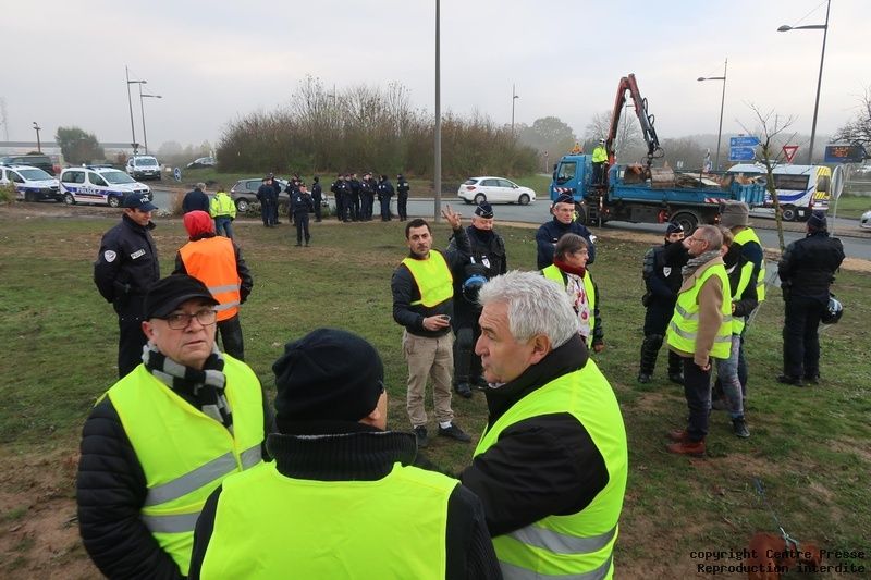 A Poitiers Des Gilets Jaunes Fêtent Le Premier Anniversaire