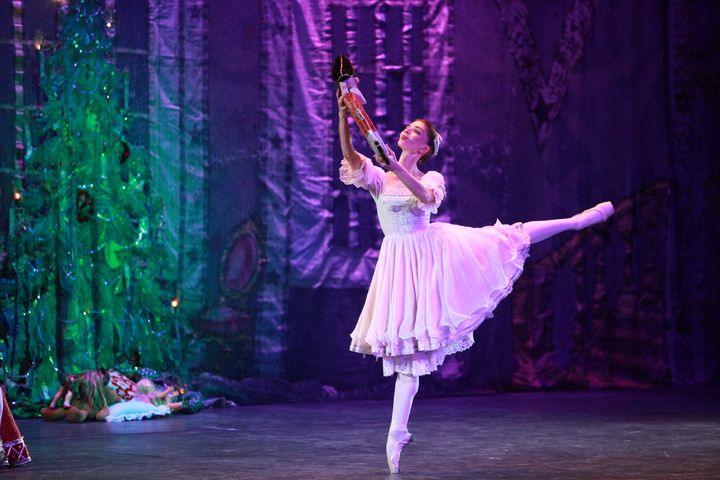 SigloDurango's tweet photo. Un impresionante arbolito de #Navidad lució sobre el escenario del Teatro Ricardo Castro en #Durango, junto a él se desarrolló una historia con música y ballet. El cuento de "El Cascanueces" cobró vida 

https://t.co/qdA8GiOVej https://t.co/VIL3NKd3wr