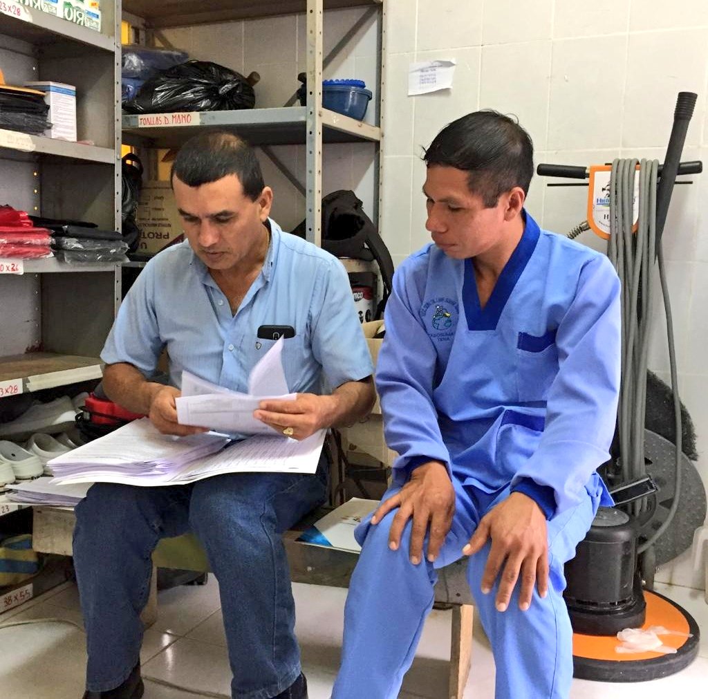 secap_ec's tweet photo. #Tena | Examinación práctica en el perfil de limpieza, de los trabajadores del Hospital José María Velasco Ibarra.
#CertifícateConSecap #SecapZonal2 https://t.co/mfhCvDdwAV