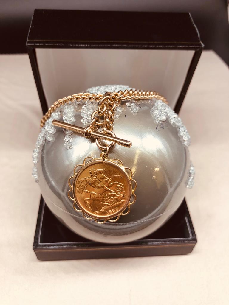 MoneyDenmark's tweet image. An 1886 Full sov on a heavy Strong 9ct Albert Chain. Why not come in today and check it out and have a feel? It might be the one your looking for! 😍 #1886 #sov #fullsov #pendant #chain #albert #albertchain #heavy #strong #manly #9ctgold #jewellery #pawning #pawnbrokers #pawn
