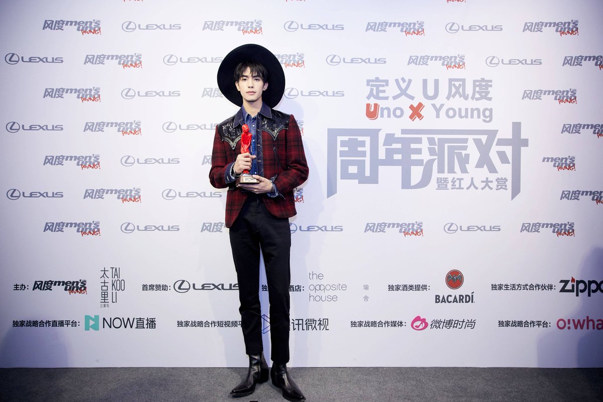 swlfc's tweet photo. 恭喜龙龙获得年度新青年奖🏆 
 
今天的龙龙真的好看哭

#宋威龙 #SongWeilong https://t.co/5cNOOjPrA3
