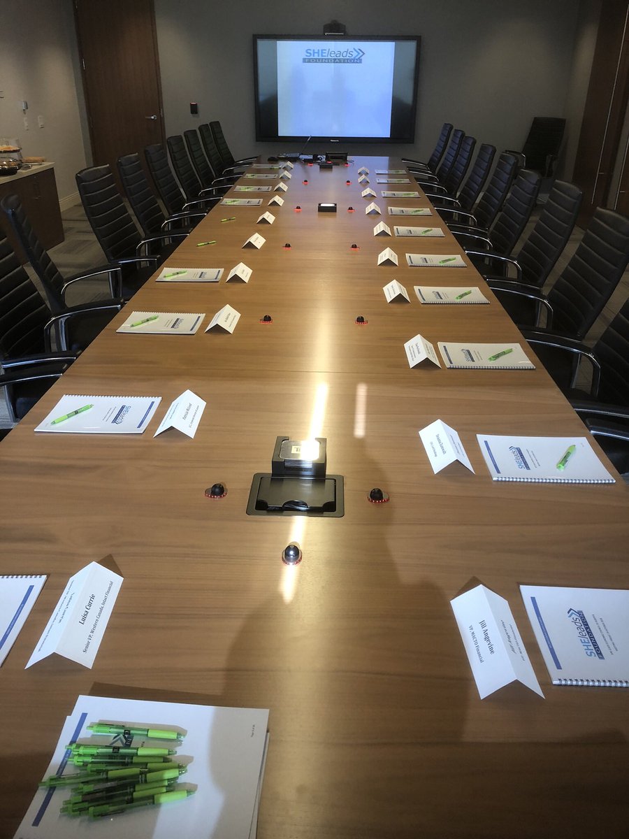 There are without doubt important (some critical) issues facing #Alberta and #Canada. Thanks to <a href="/Bill_Morneau/">Bill Morneau</a> for a ‘robust’ discussion with our <a href="/SheLeads/">She Leads</a> Executive Council this morning . #SheLeads #cdnpoli #abpoli #pipelines #employment #innovation #broadcasting #C69