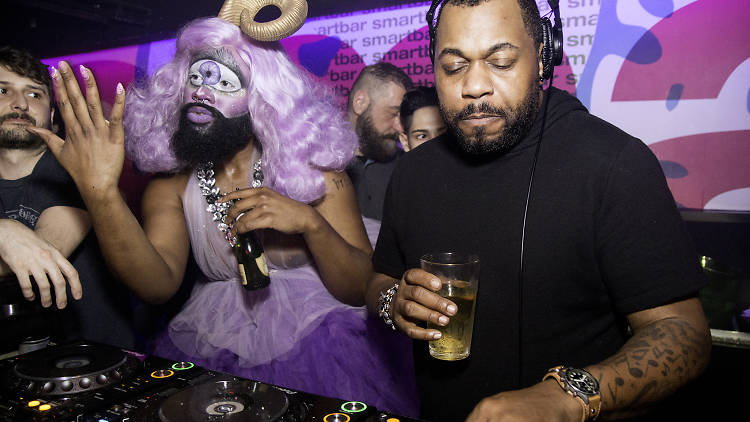 TimeOutChicago's tweet photo. One of the 50 coolest things to do in the world right now is a weekly party in Wrigleyville. #TimeOutDOList
https://t.co/inUZbzMZjO https://t.co/Qc7qmwPwjP