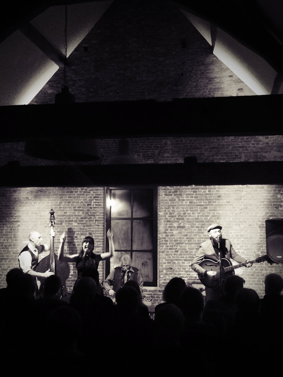 Wat een mooie avond was dat zeg! De 'Via Via' in <a href="/StadMechelen/">Stad Mechelen</a> is beslist één van de mooiere plaatsen om te spelen. Tot de nok gevuld met een dolenthousiast publiek ... we hebben er enorm van genoten! Bedankt!
Spotify: sptfy.com/20Jy
Website: littlekim.be