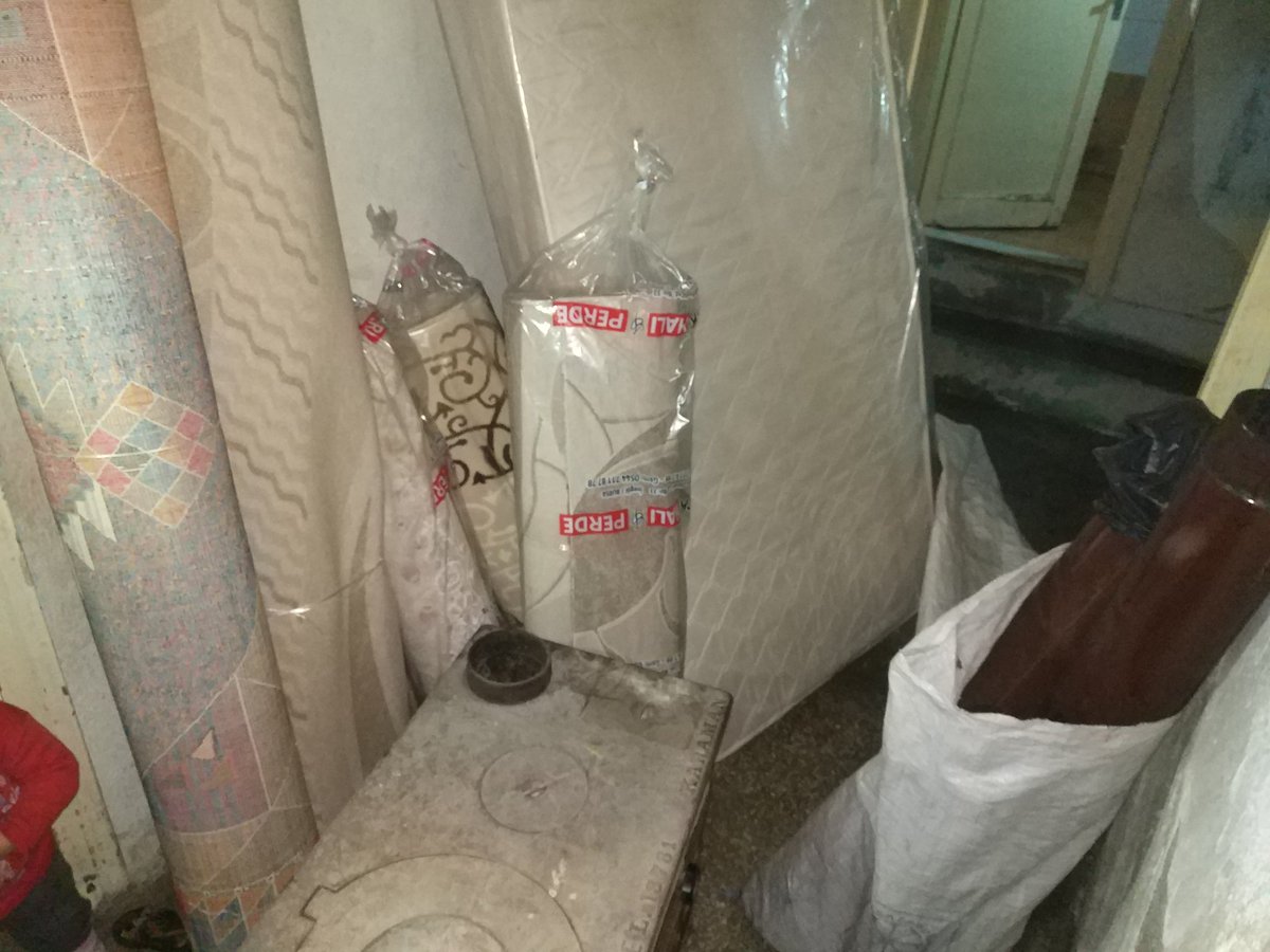 ➡️Daha önce paylaştığımız evinde hiç eşya bulunmayan aileye ve hemen hemen aynı durumda olan komşusuna sizlerin yardımlarıyla kömür, oturma grubu, soba ve halılarını teslim ettik.
➡️Allah azze ve celle yapılan yardımları kabul etsin.