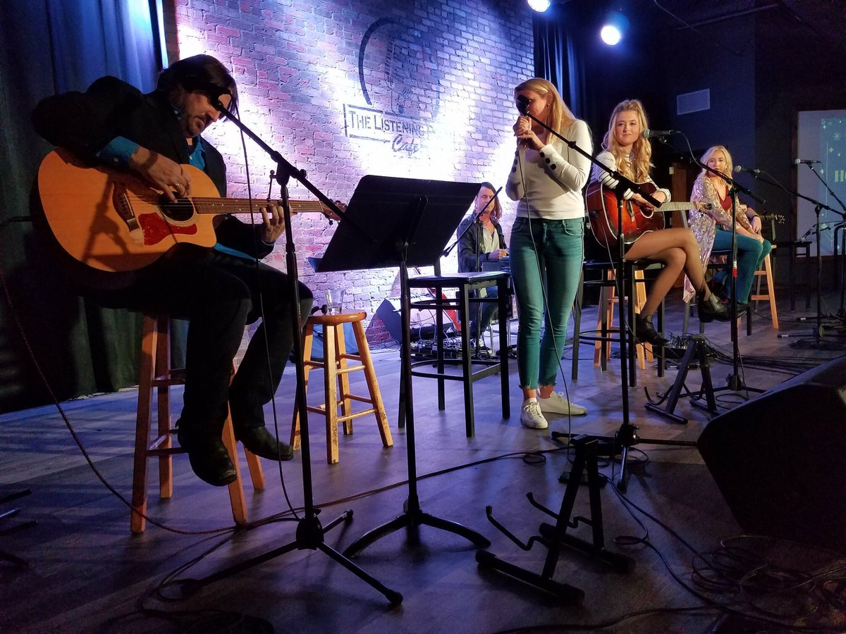 eLyonsMusic's tweet photo. My favorite class in school was choir & canโt imagine not having music in our schools. Music education is so important! Thanks for including me in #instrumentsforeducation event during #CMAawards week @troycastellano โผ๏ธ๐ถ https://t.co/xYSltkF1pO