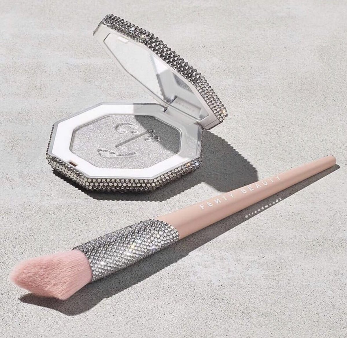 Trendmood's tweet photo. Available Now!!!! 🚨 LINK ➡️ https://t.co/pdT2nJAzpH Online Exclusive @fentybeauty @rihanna 💎✨🙀 The #DIAMONDBALLOUT #Killawatt is getting all dressed up for the holidays, all covered up with #Swarovski #CRYSTALS 😍💎✨ They only customized 10 Vaults!!! #LimitedEdition $350 https://t.co/sMGr1gv5PF