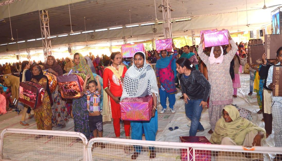 InsanNisha1437's tweet photo. #HelpToNeedyOnMastanaJisBday @Gurmeetramrahim  clothes distributed to 11 poor people by @derasachasauda https://t.co/rOCn0ZEnVe