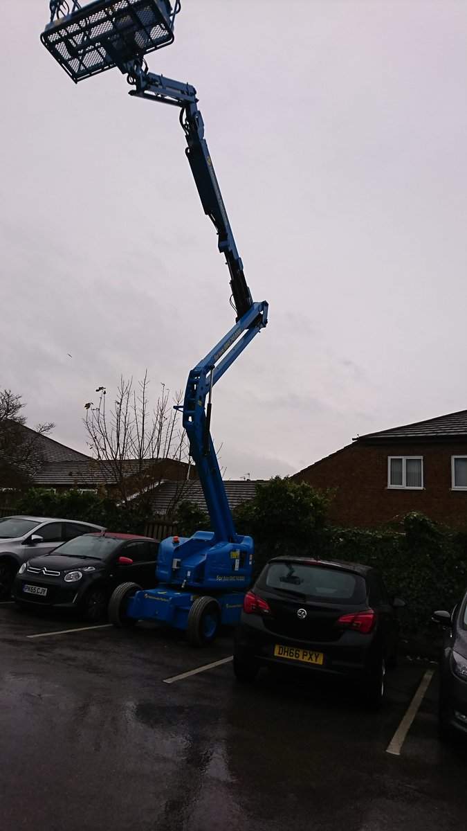 Spatz1978's tweet photo. I don't know what the process is when leaving one of these unattended, but it doesn't feel like this is the safest position on a blustery wet day in widnes #cherrypicker #healthandsafety #HSE #Dangerous #workingatheight #Risk https://t.co/c0tW4mvDpF