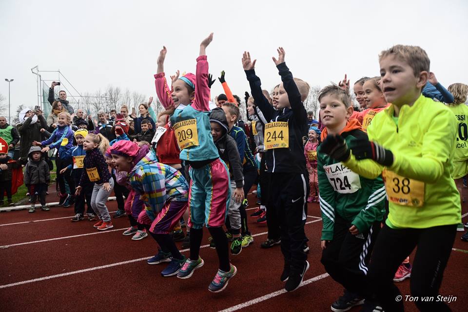 avsuomi's tweet photo. Nog maar een paar dagen... Doe mee met de uitdagende 10 km, ren je eerste 5 km of ga samen met je kind de 1,2 km hardlopen. Inschrijven doe je hier: https://t.co/HiysyE1mCv
#sinterklaasloop #santpoort #hardlopen https://t.co/OP7NN9RT5o